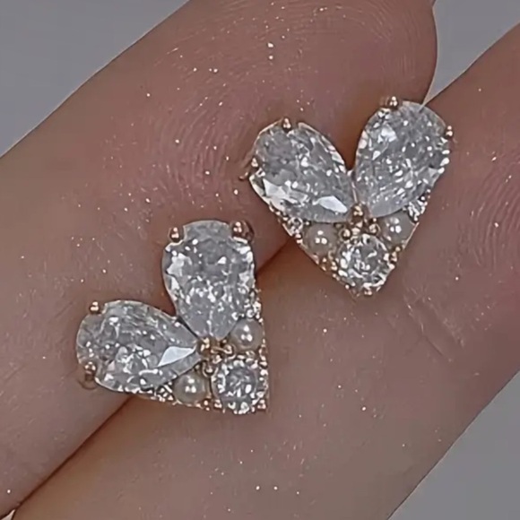 Cute mini Rhinestone Heart Earrings- Gold Tone - NEW - Picture 6 of 6